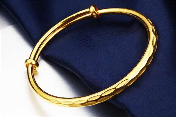 黃金手鐲睡覺(jué)可以戴嗎 當(dāng)心會(huì)壓到 黃金手鐲睡覺(jué)可以戴嗎 當(dāng)心會(huì)壓到