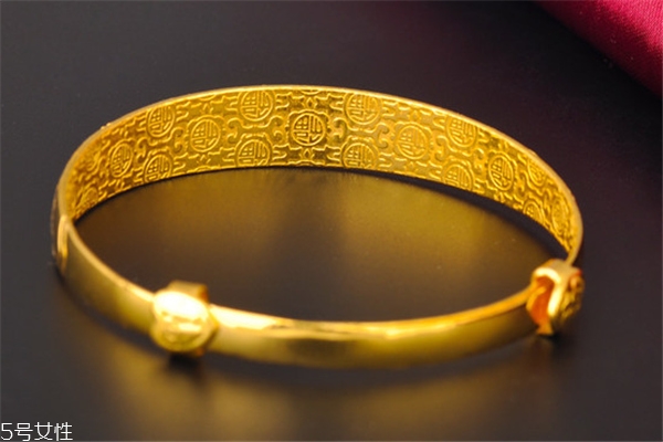 黃金手鐲睡覺(jué)可以戴嗎 當(dāng)心會(huì)壓到 黃金手鐲睡覺(jué)可以戴嗎 當(dāng)心會(huì)壓到