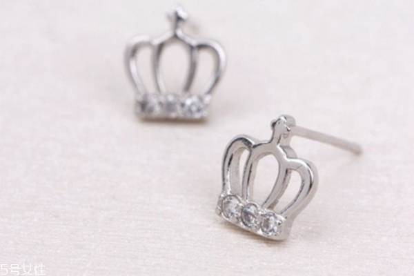 銀耳釘能用酒精消毒嗎 定期清潔很有必要 銀耳釘能用酒精消毒嗎 定期清潔很有必要