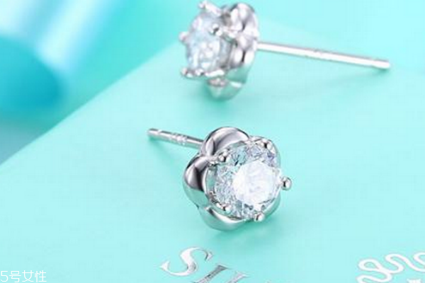 銀耳釘能用酒精消毒嗎 定期清潔很有必要 銀耳釘能用酒精消毒嗎 定期清潔很有必要