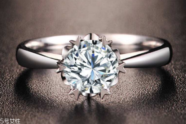 六爪鉆石戒指的寓意 原來代表這些 六爪鉆石戒指的寓意 原來代表這些