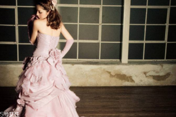 粉色婚紗代表什么 浪漫的愛情 粉色婚紗代表什么 浪漫的愛情