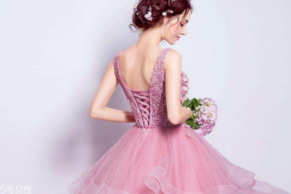 粉色婚紗代表什么 浪漫的愛情 粉色婚紗代表什么 浪漫的愛情