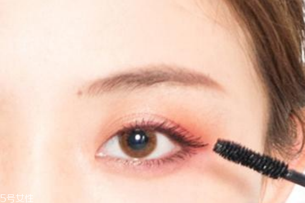 情人節(jié)化什么眼妝 約會(huì)眼妝畫法 情人節(jié)化什么眼妝 約會(huì)眼妝畫法