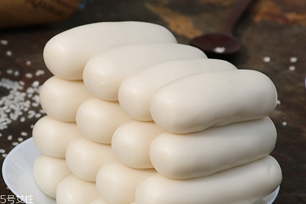 年糕為什么要用水泡 是這個原因 年糕為什么要用水泡 是這個原因