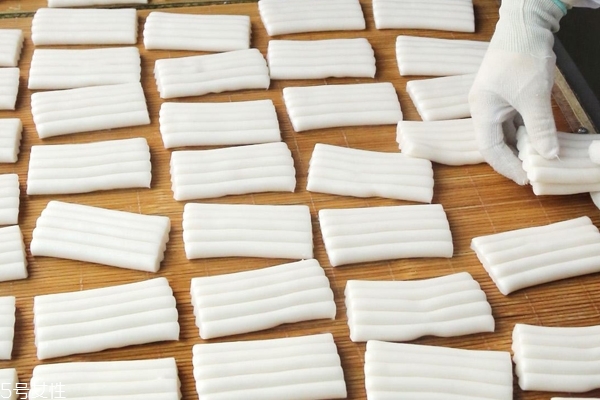 年糕為什么會(huì)變黑 因?yàn)楸4娌划?dāng) 年糕為什么會(huì)變黑 因?yàn)楸4娌划?dāng)