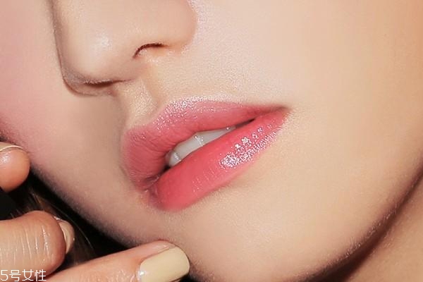 巧克力色口紅顯白嗎 擦巧克力唇的小心機(jī) 巧克力色口紅顯白嗎 擦巧克力唇的小心機(jī)