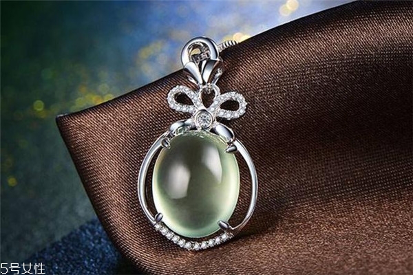 葡萄石和石榴石哪個好 個人喜好很重要 葡萄石和石榴石哪個好 個人喜好很重要