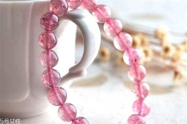 草莓晶可以戴著睡覺嗎 影響并不大 草莓晶可以戴著睡覺嗎 影響并不大