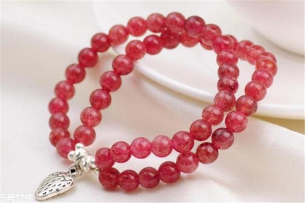 草莓晶可以戴著睡覺嗎 影響并不大 草莓晶可以戴著睡覺嗎 影響并不大