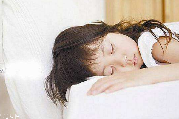 睡覺應(yīng)不應(yīng)該扎頭發(fā) 原來一直都做錯了 睡覺應(yīng)不應(yīng)該扎頭發(fā) 原來一直都做錯了