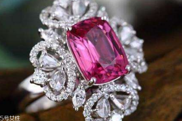 尖晶石有收藏價(jià)值嗎 皇室成員都愛它 尖晶石有收藏價(jià)值嗎 皇室成員都愛它