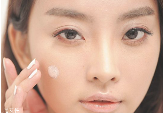 哪款?yuàn)y前乳提亮效果好 讓底妝無(wú)可挑剔 哪款?yuàn)y前乳提亮效果好 讓底妝無(wú)可挑剔