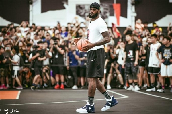 耐克士兵12能打水泥地嗎 耐磨性還不錯 耐克士兵12能打水泥地嗎 耐磨性還不錯