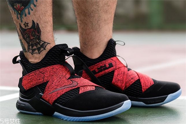 耐克士兵12能打水泥地嗎 耐磨性還不錯 耐克士兵12能打水泥地嗎 耐磨性還不錯