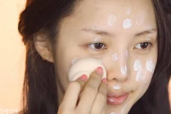 底妝怎么才能不浮粉 按氣墊要用三根手指 底妝怎么才能不浮粉 按氣墊要用三根手指