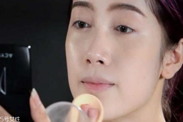 底妝怎么才能不浮粉 按氣墊要用三根手指 底妝怎么才能不浮粉 按氣墊要用三根手指