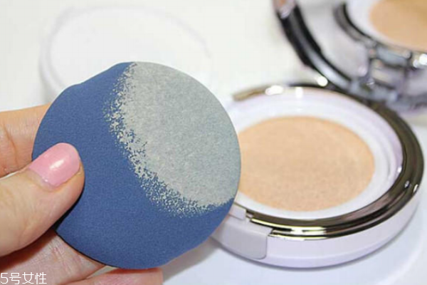 底妝怎么才能不浮粉 按氣墊要用三根手指 底妝怎么才能不浮粉 按氣墊要用三根手指