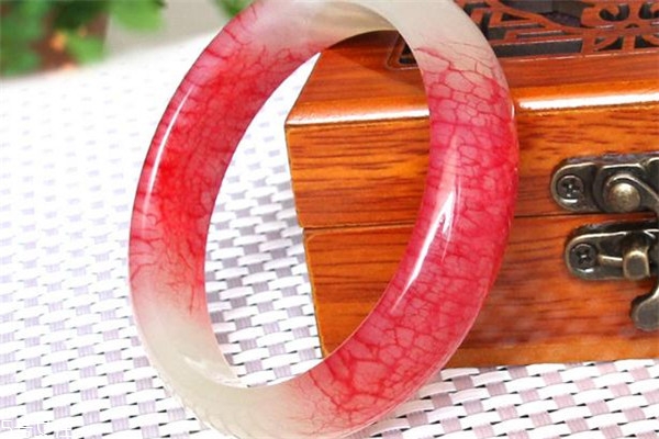 血玉手鐲市場(chǎng)價(jià)格 品種很名貴 血玉手鐲市場(chǎng)價(jià)格 品種很名貴