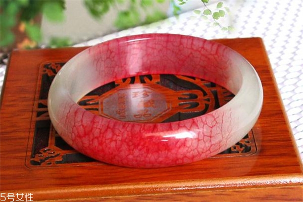 血玉手鐲市場(chǎng)價(jià)格 品種很名貴 血玉手鐲市場(chǎng)價(jià)格 品種很名貴