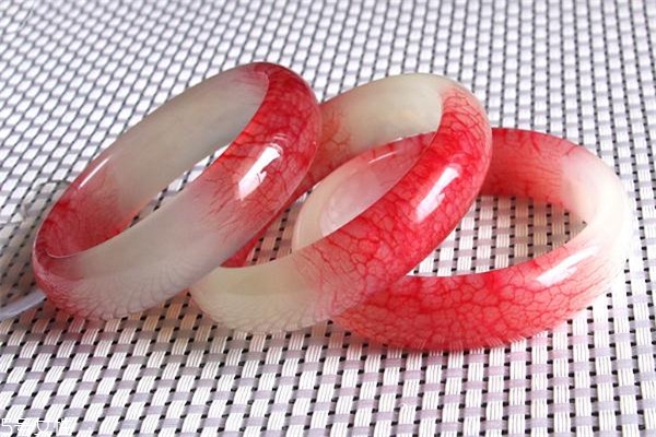 血玉手鐲市場(chǎng)價(jià)格 品種很名貴 血玉手鐲市場(chǎng)價(jià)格 品種很名貴