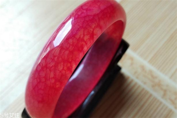血玉手鐲怎么鑒別真假 外觀即可辨認(rèn) 血玉手鐲怎么鑒別真假 外觀即可辨認(rèn)