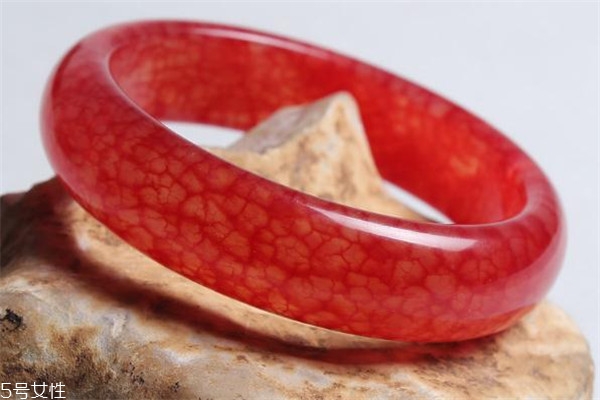 血玉手鐲怎么鑒別真假 外觀即可辨認(rèn) 血玉手鐲怎么鑒別真假 外觀即可辨認(rèn)