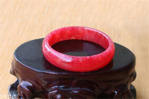 血玉手鐲怎么鑒別真假 外觀即可辨認(rèn) 血玉手鐲怎么鑒別真假 外觀即可辨認(rèn)