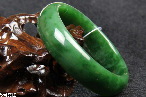 俄羅斯碧玉和和田碧玉的區(qū)別 兩者區(qū)別很大 俄羅斯碧玉和和田碧玉的區(qū)別 兩者區(qū)別很大