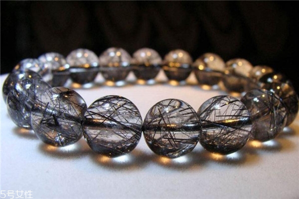 黑發(fā)晶的功效與作用 可作護(hù)身符 黑發(fā)晶的功效與作用 可作護(hù)身符