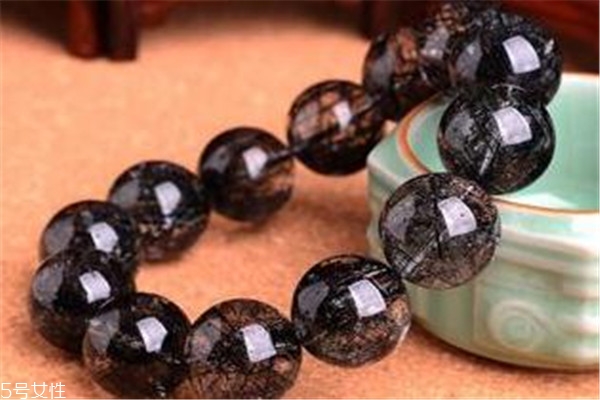 黑發(fā)晶的功效與作用 可作護(hù)身符 黑發(fā)晶的功效與作用 可作護(hù)身符