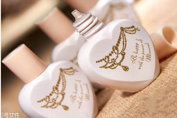 油皮粉底液哪個(gè)牌子好 這幾款粉底讓你不再臉?lè)河凸? alt=