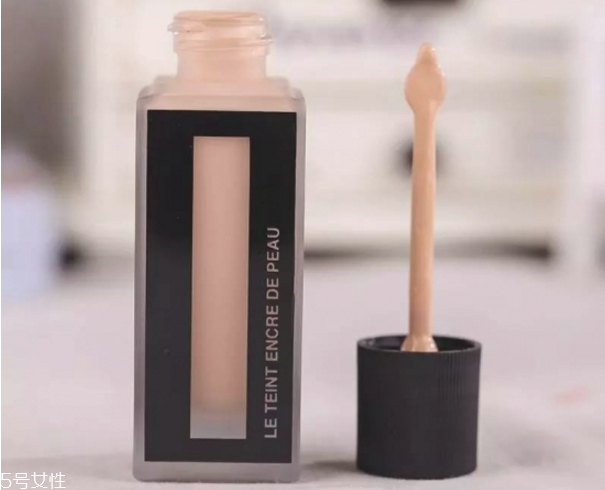油皮粉底液哪個(gè)牌子好 這幾款粉底讓你不再臉?lè)河凸? alt=