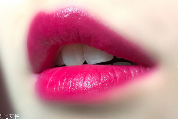 阿瑪尼紅管503和504區(qū)別試色 適合春夏的顯白口紅 阿瑪尼紅管503和504區(qū)別試色 適合春夏的顯白口紅