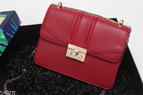 小ck酒神包怎么打開 鎖扣很方便 小ck酒神包怎么打開 鎖扣很方便