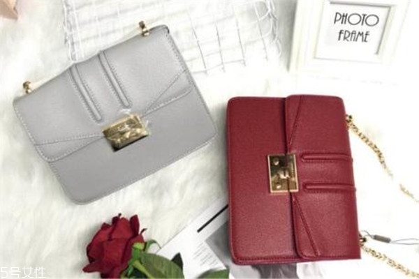 小ck酒神包怎么打開 鎖扣很方便 小ck酒神包怎么打開 鎖扣很方便