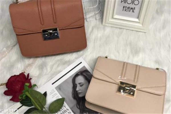 小ck酒神包怎么打開 鎖扣很方便 小ck酒神包怎么打開 鎖扣很方便