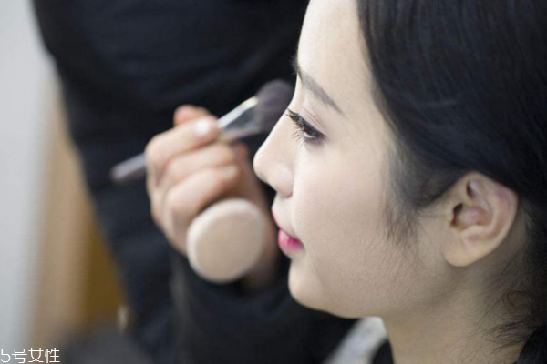 化妝時最大的誤區(qū)在哪 3大誤區(qū)了解一下 化妝時最大的誤區(qū)在哪 3大誤區(qū)了解一下