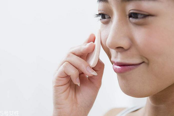 化妝時最大的誤區(qū)在哪 3大誤區(qū)了解一下 化妝時最大的誤區(qū)在哪 3大誤區(qū)了解一下