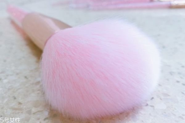 少女心的化妝刷推薦 美膩的小姐姐都該來(lái)一套 少女心的化妝刷推薦 美膩的小姐姐都該來(lái)一套