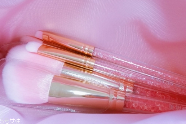 少女心的化妝刷推薦 美膩的小姐姐都該來(lái)一套 少女心的化妝刷推薦 美膩的小姐姐都該來(lái)一套