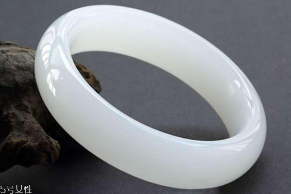 昆侖玉和和田玉的區(qū)別 價值有一定差距 昆侖玉和和田玉的區(qū)別 價值有一定差距