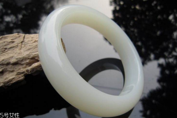 昆侖玉和和田玉的區(qū)別 價值有一定差距 昆侖玉和和田玉的區(qū)別 價值有一定差距