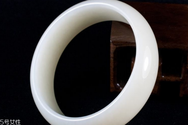 昆侖玉和和田玉的區(qū)別 價值有一定差距 昆侖玉和和田玉的區(qū)別 價值有一定差距