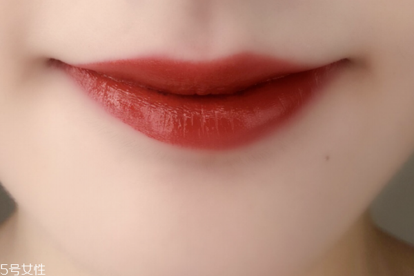 雅詩(shī)蘭黛唇釉307黃皮上嘴圖 美過(guò)秋日紅葉 雅詩(shī)蘭黛唇釉307黃皮上嘴圖 美過(guò)秋日紅葉