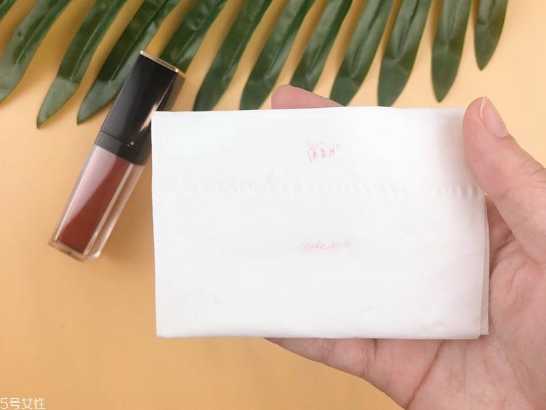 雅詩(shī)蘭黛唇釉307黃皮上嘴圖 美過(guò)秋日紅葉 雅詩(shī)蘭黛唇釉307黃皮上嘴圖 美過(guò)秋日紅葉