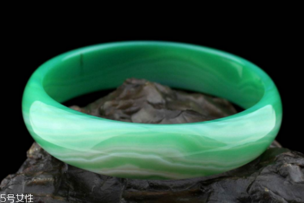 綠瑪瑙手鐲一般多少錢 這個價位最常見 綠瑪瑙手鐲一般多少錢 這個價位最常見