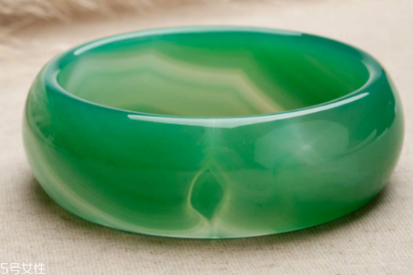 綠瑪瑙手鐲一般多少錢 這個價位最常見 綠瑪瑙手鐲一般多少錢 這個價位最常見