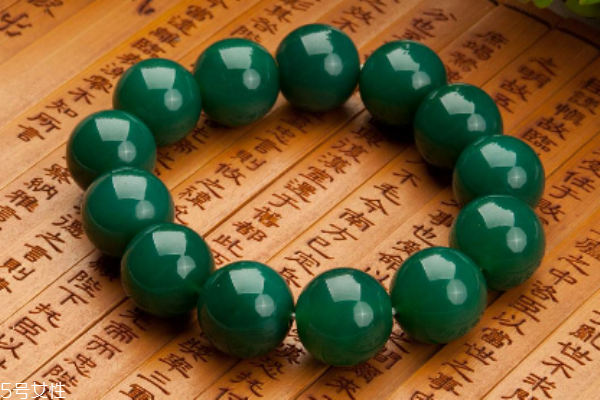 如何辨別綠瑪瑙真假 從這些細(xì)節(jié)入手 如何辨別綠瑪瑙真假 從這些細(xì)節(jié)入手