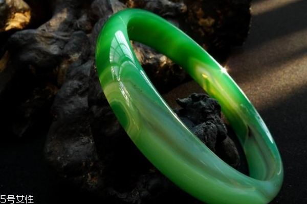 如何辨別綠瑪瑙真假 從這些細(xì)節(jié)入手 如何辨別綠瑪瑙真假 從這些細(xì)節(jié)入手